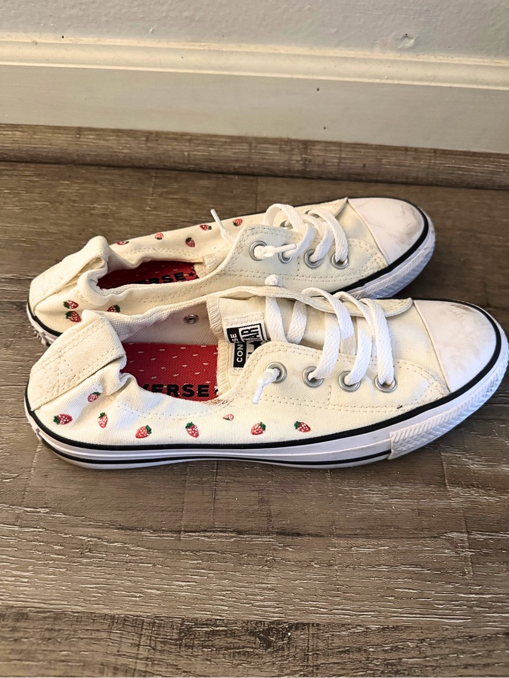 Chuck Taylor Shoreline Slip On Strawberry Print Sneakers - W8 - Picture 2 of 3